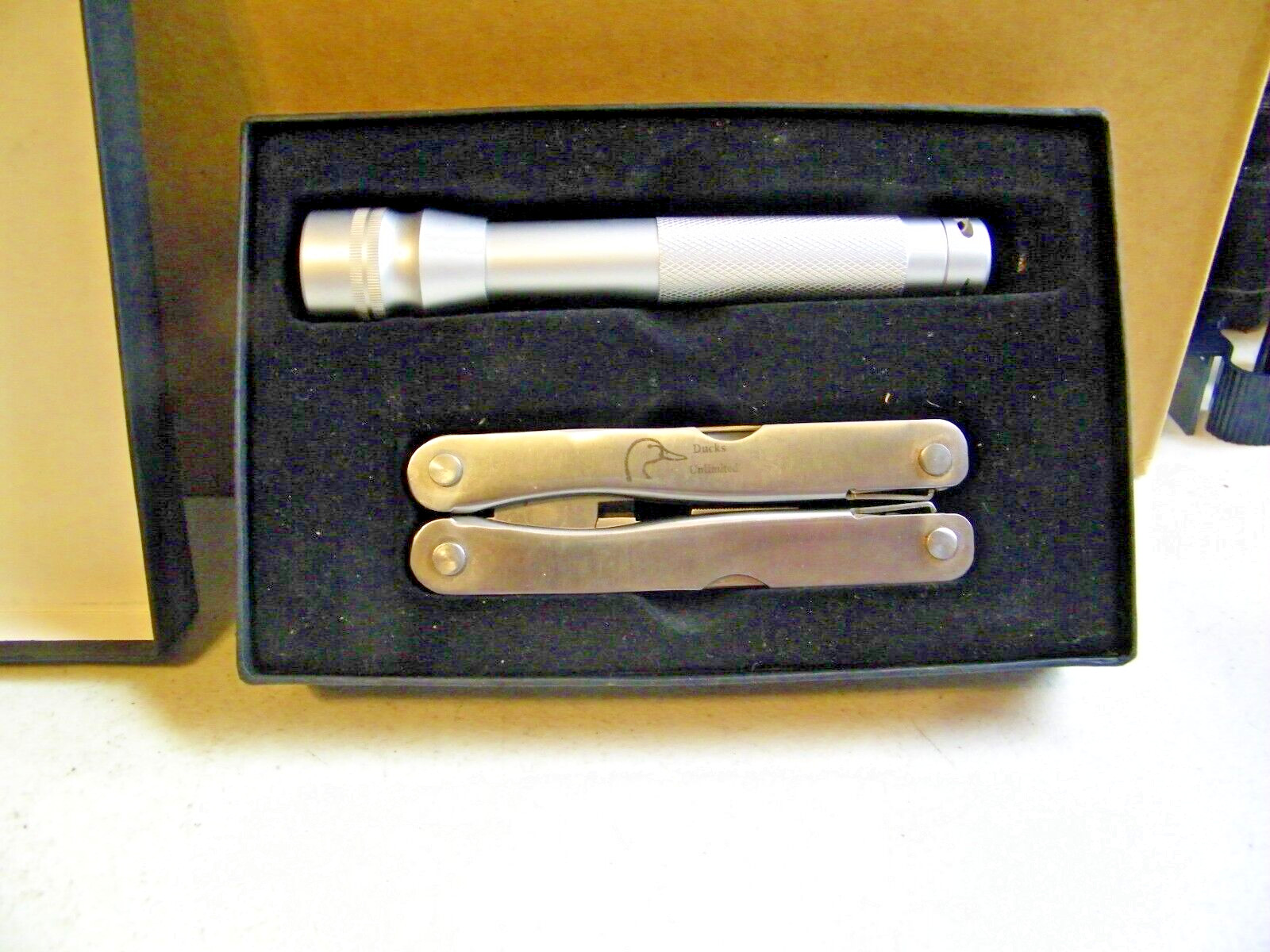 “Ducks Unlimited” Gift Set Multitool & Flashlight In Original Box