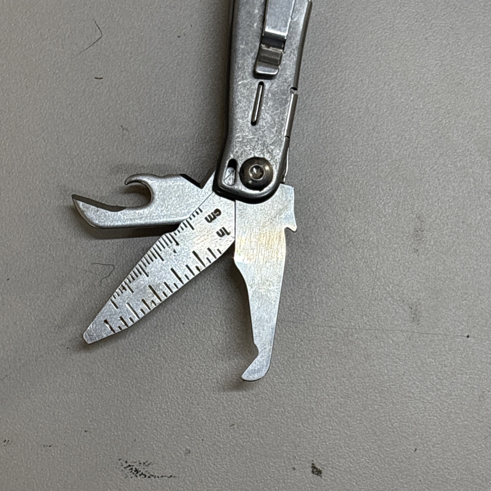 Leatherman Wingman Multitool with 14 tools Needle Nose pliers, wire cutter (037)
