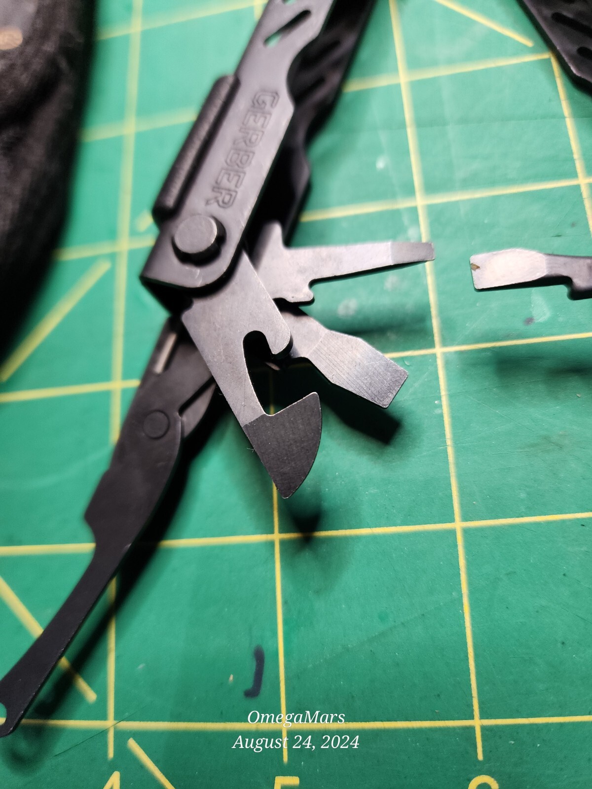 Gerber MP400 Compact Sport S4 Multi-Plier 600 w/sheath looks/feels new