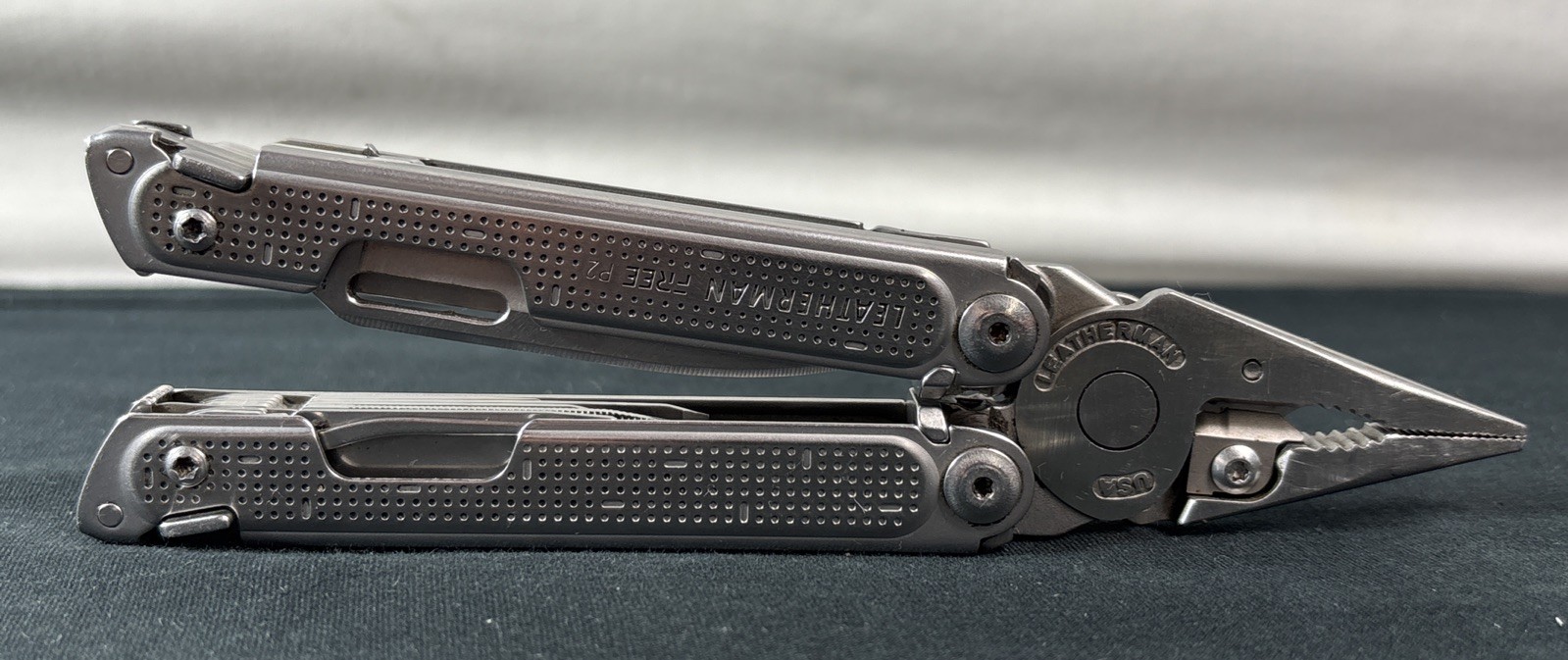 Leatherman Free P2 Multitool (READ)