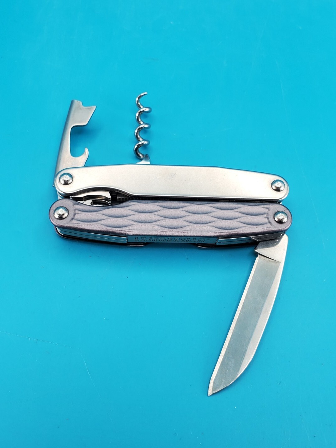 Leatherman Juice C2 Granite Gray Multi Tool! RETIRED! With Leather Sheath! MINT!