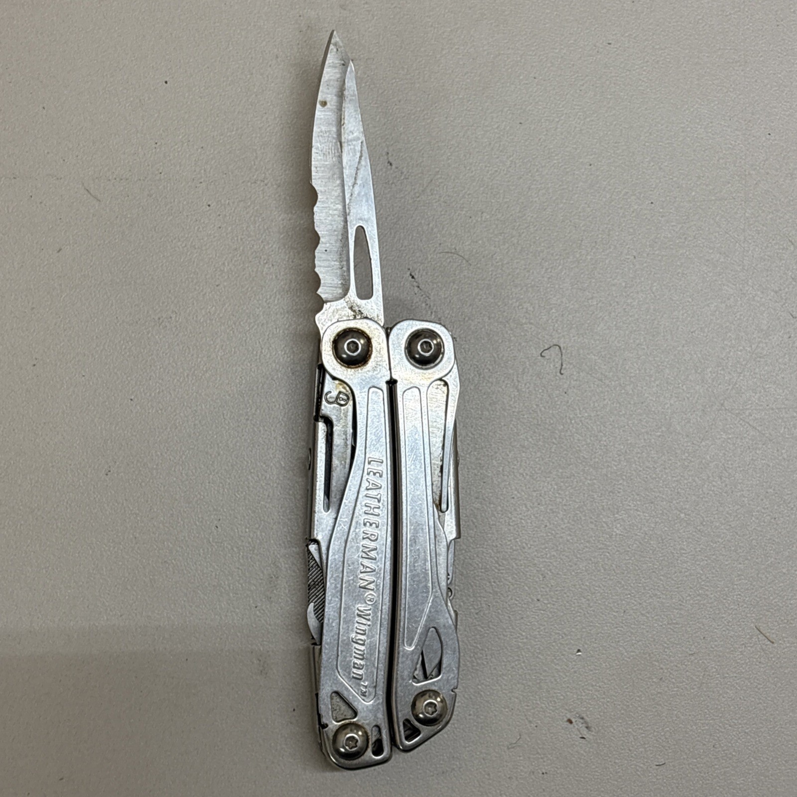 Leatherman Wingman Multitool with 14 tools Needle Nose pliers, wire cutter (036)