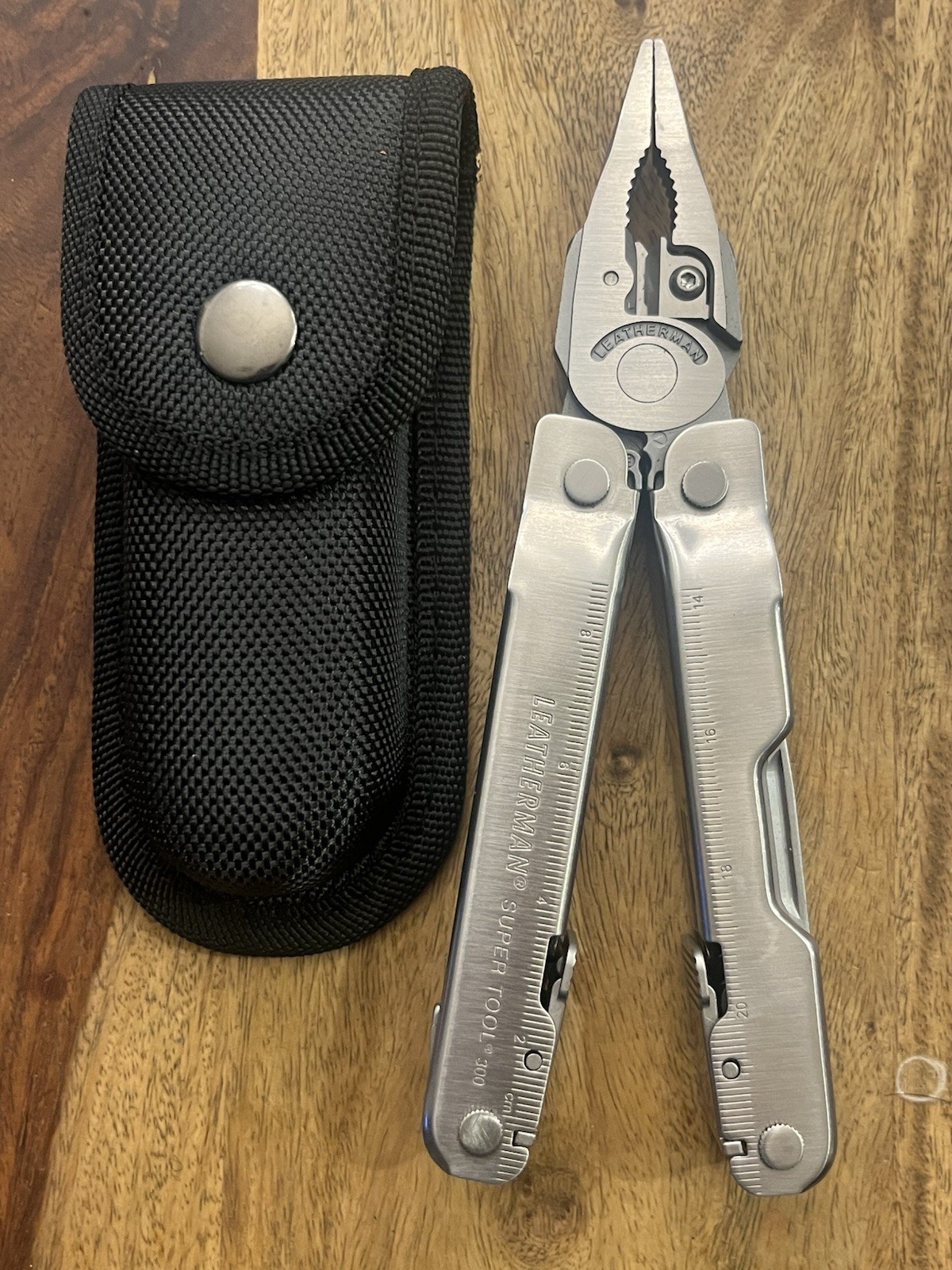 Leatherman Super Tool 300 Multitool SUPER NICE!! w/Beautiful Sheath