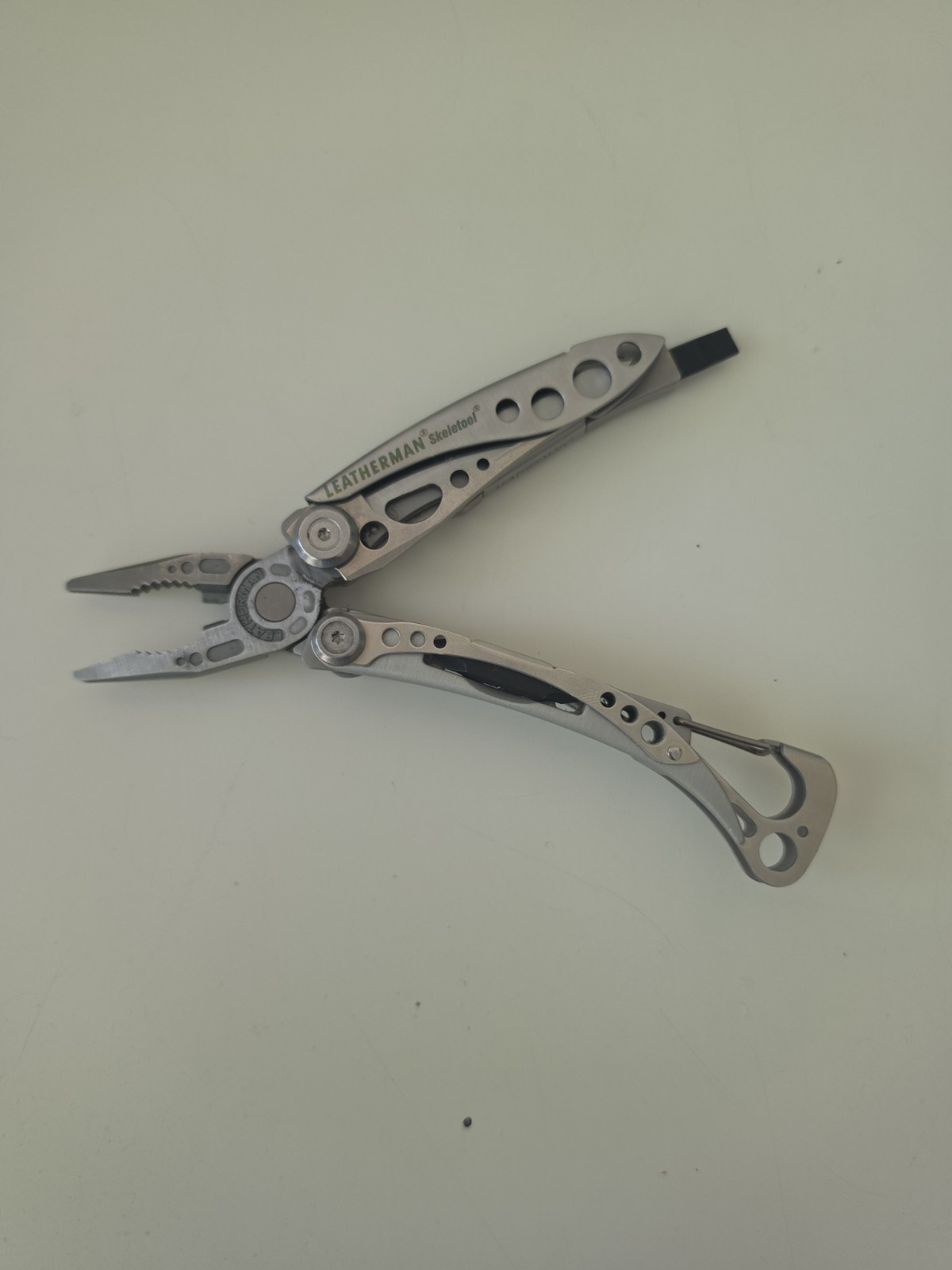 LEATHERMAN Skeletool Multi Tool – Combo Edge Blade Knife Pliers Carabiner