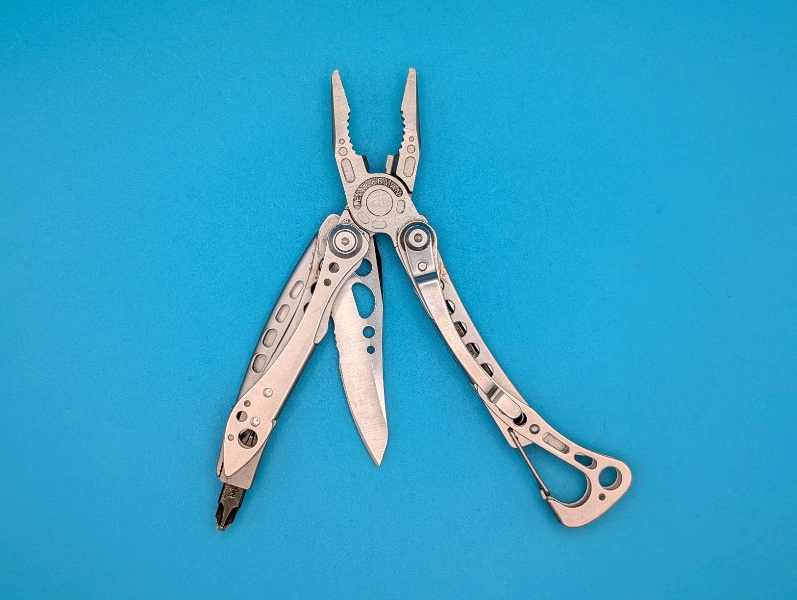 LEATHERMAN Skeletool Multi Tool – Combo Edge Blade Knife Pliers Carabiner!!!