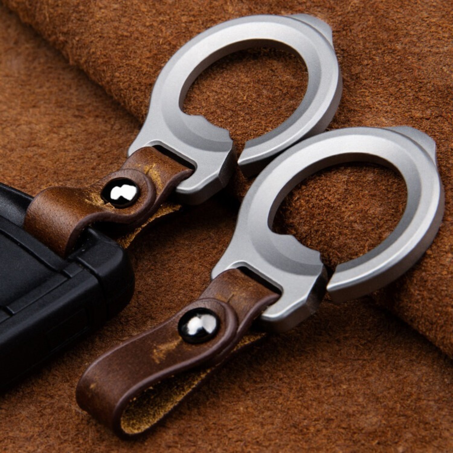 Titanium Alloy + Leather Keychain Car Key Bag Portable EDC Opener Crowbar Cutter