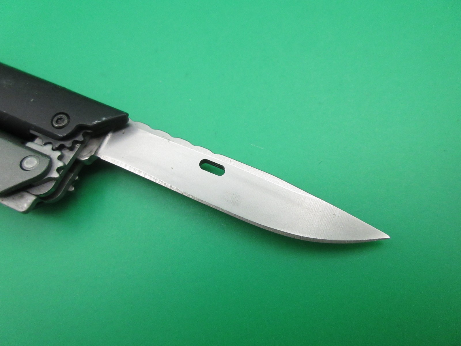 Sog Baton Q2 Multi Tool Flashlight Folding Knife Screwdriver Bottle Opener
