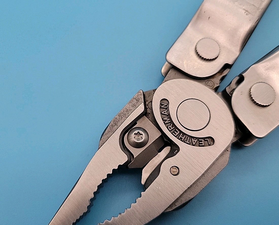 Leatherman Super Tool 300 Multi Tool – Pliers, Screwdrivers, Saw, Knife, File
