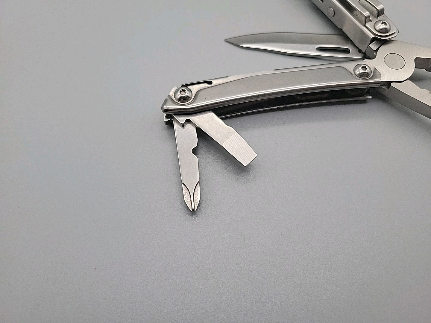 Leatherman Bolster Multi Tool – Pliers, Knife, File, Screwdrivers, Can Opener