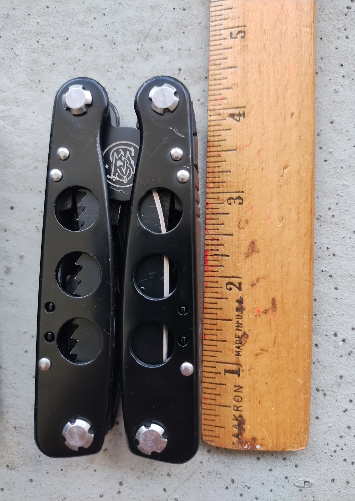 SMITH & WESSON S&W 16 FUNCTION MULTI-TOOL BLACK, EXCELLENT CONDITION, LOT OF 2