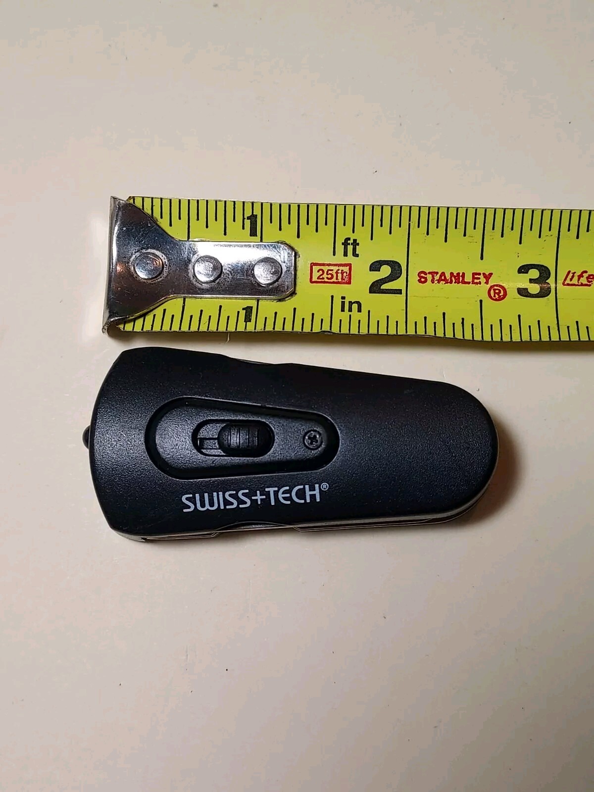 Swiss+Tech Swivel Tool 8-in-1 bottle opener multi tool – light does not work
