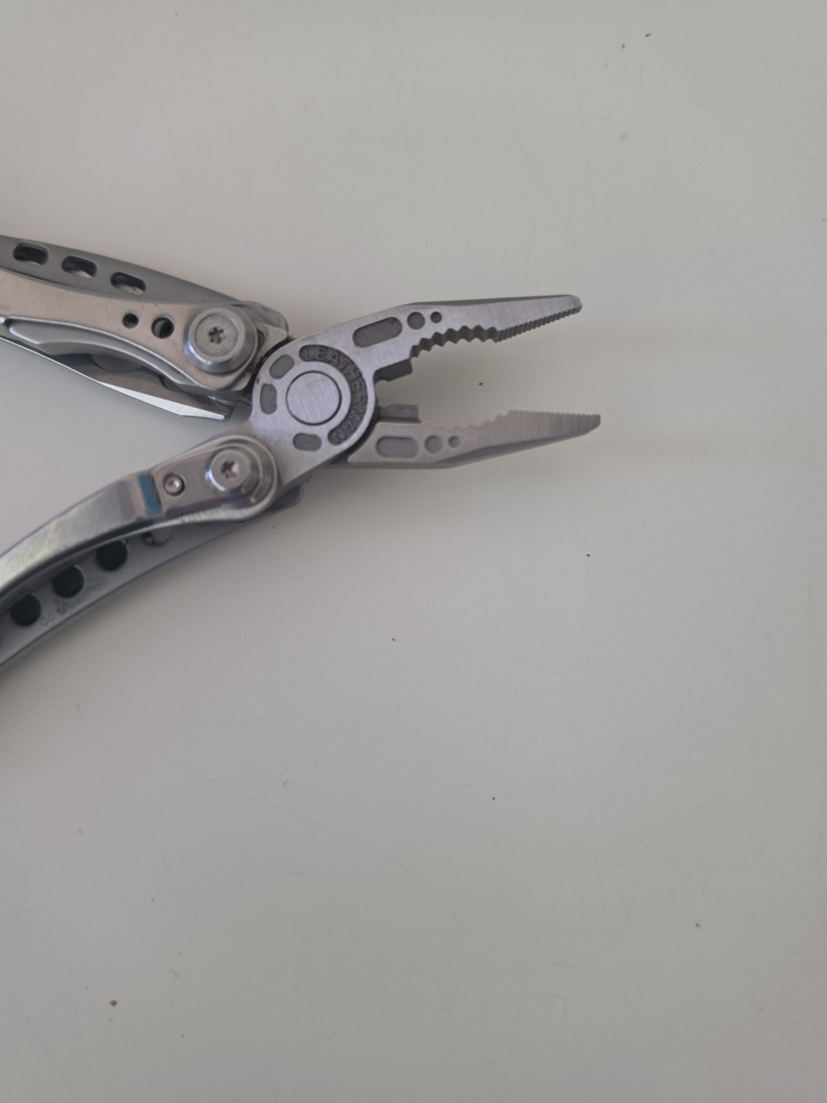 LEATHERMAN Skeletool Multi Tool – Combo Edge Blade Knife Pliers Carabiner