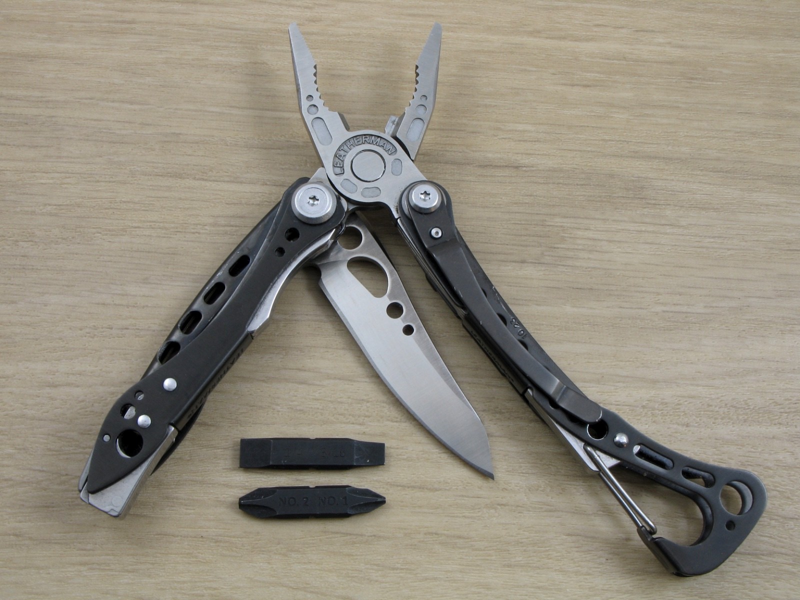 Leatherman Skeletool CX Multi-Tool 154CM Plain Edge Knife, Black, USA -Excellent