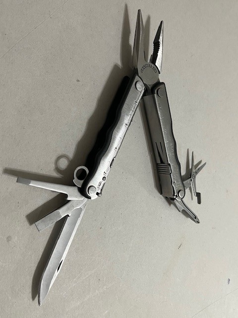Leatherman Fuse Stainless Steel Multi-Tool with sheath – Great condition