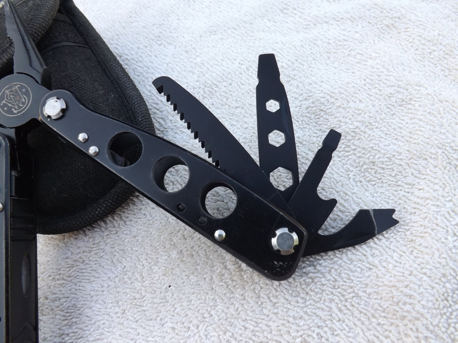 SMITH & WESSON 15 Function Multi-Tool Black LIGHTLY USED N SHEATH CASE NICE