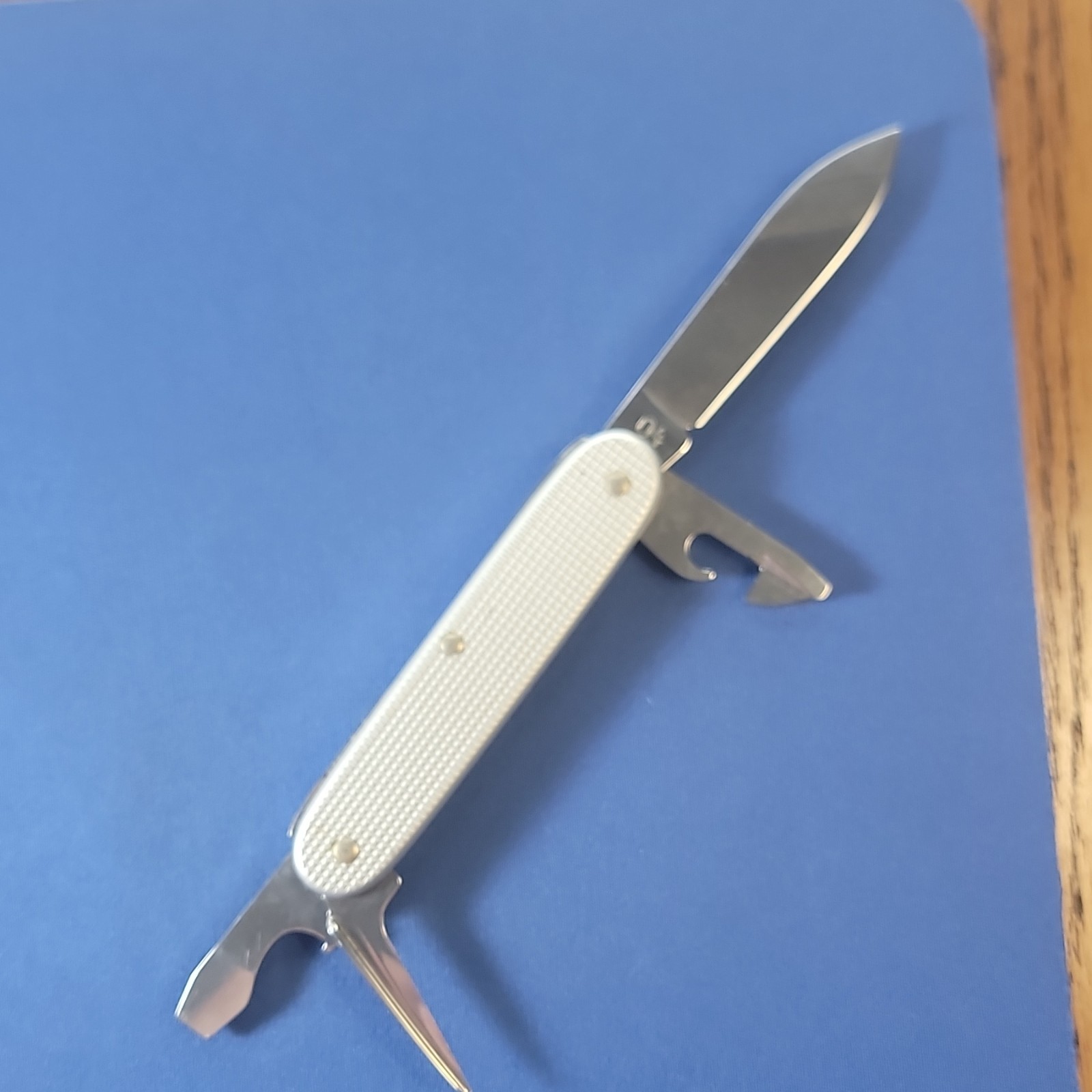Victorinox Swiss Army 4-Tool Multi-Tool White Alox, 2 1/4″ Straight Blade