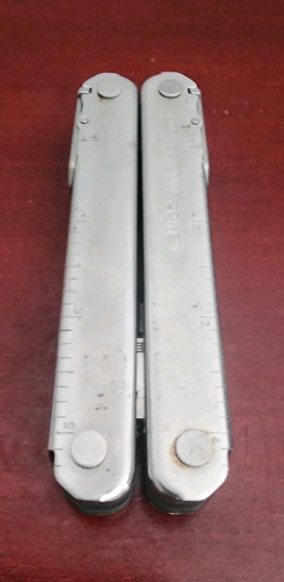 RETIRED 2009 COLLECTIBLE LEATHERMAN CORE MULTI-TOOL