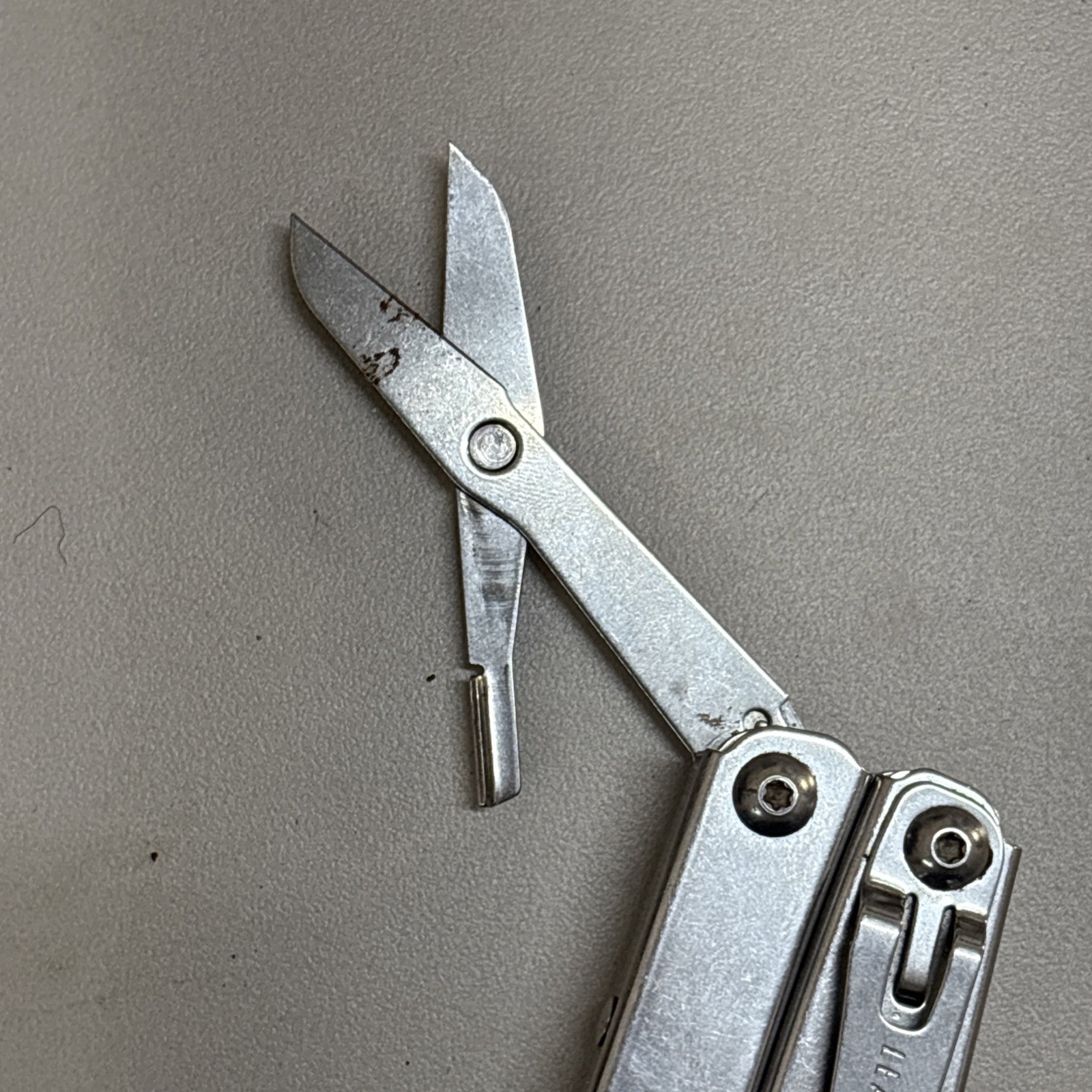 Leatherman Wingman Multitool with 14 tools Needle Nose pliers, wire cutter (026)