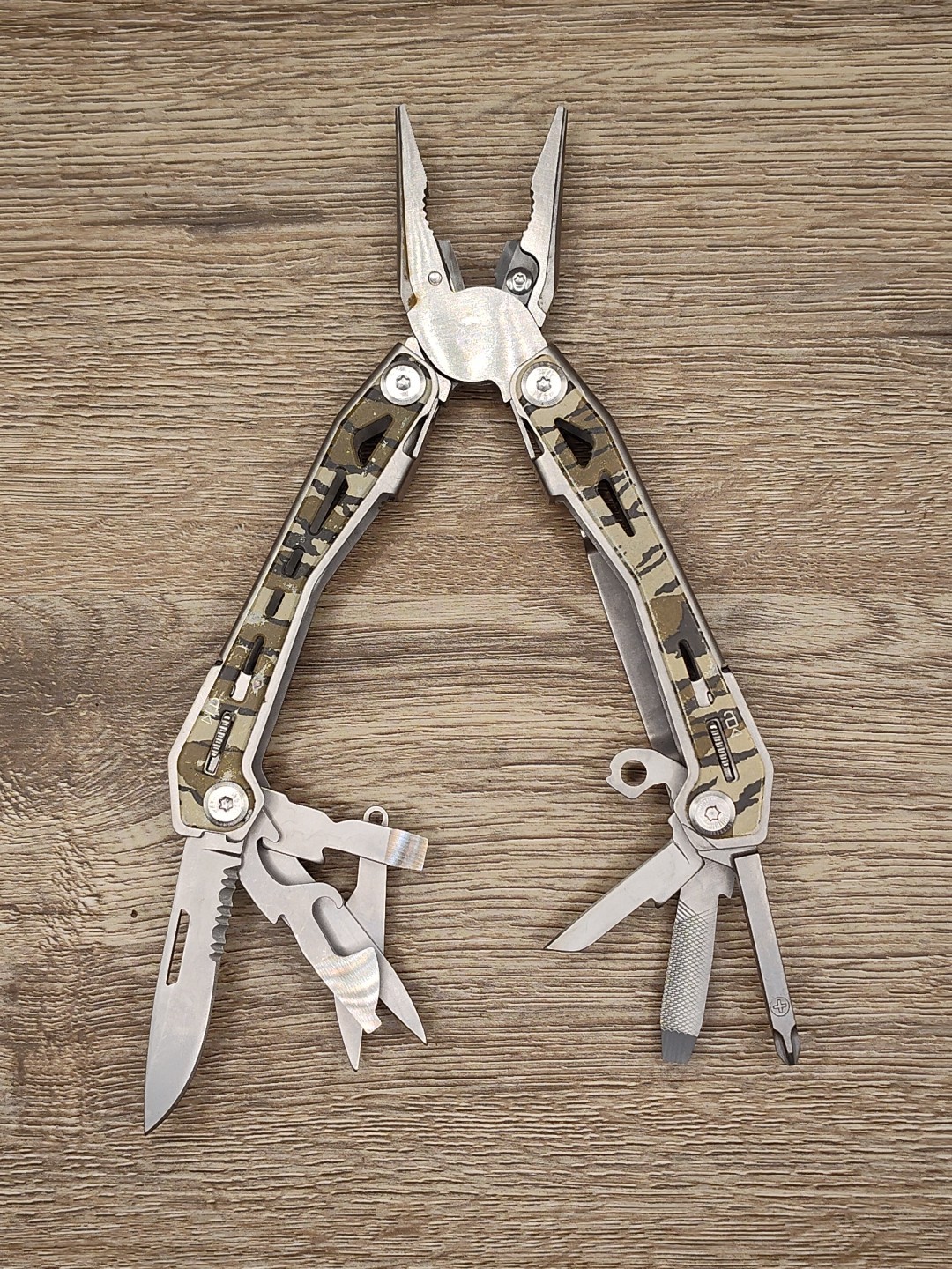 MOSSY OAK Multi-tool Multi Function Pliers Pocket Size Camo