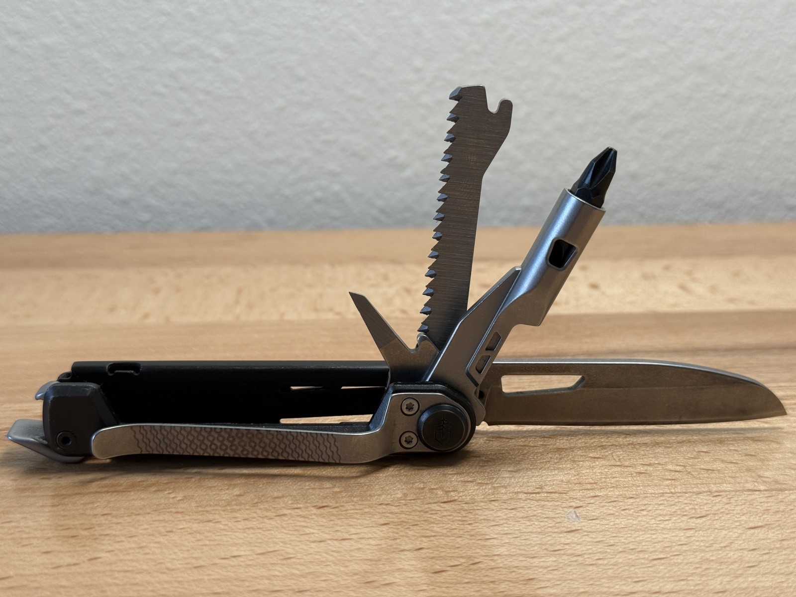 Gerber Armbar Trade Onyx Multi-Tool 2.5 ” SS Blade 2 Sided Screwdriver 2.5 O.Z.