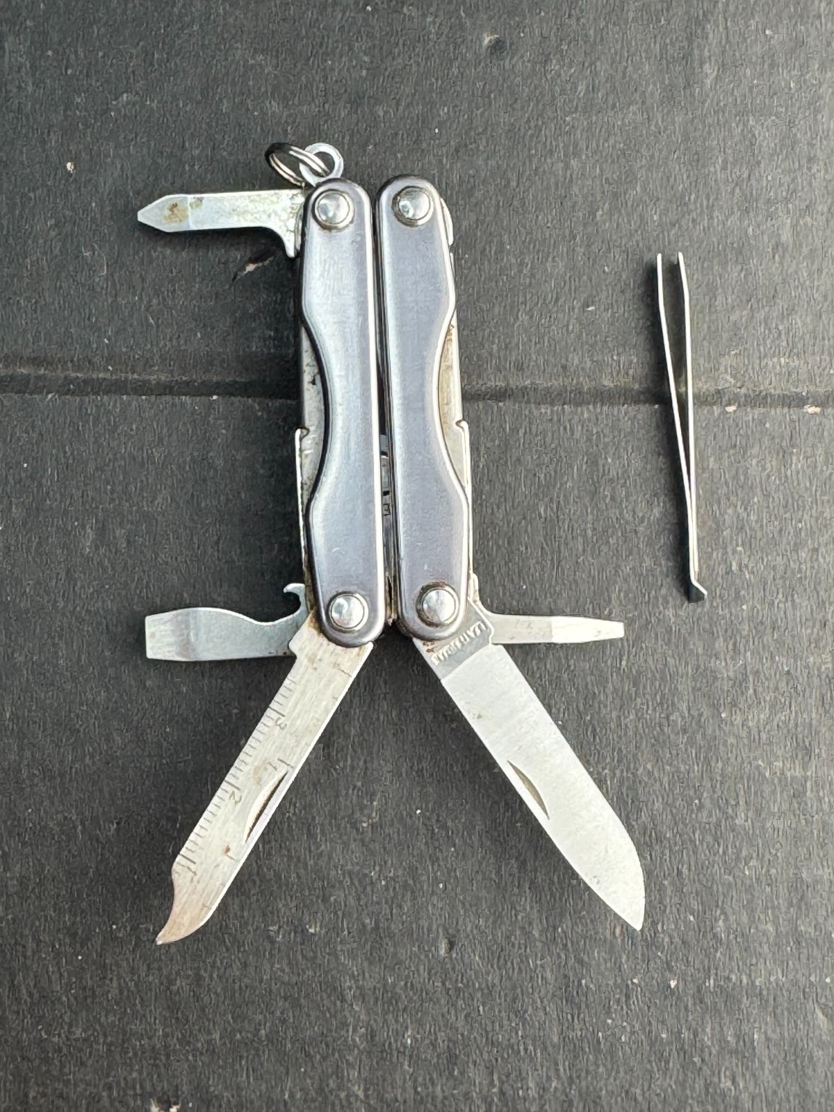 Leatherman Squirt S4 Stainless Steel Multitool Keychain – Gray