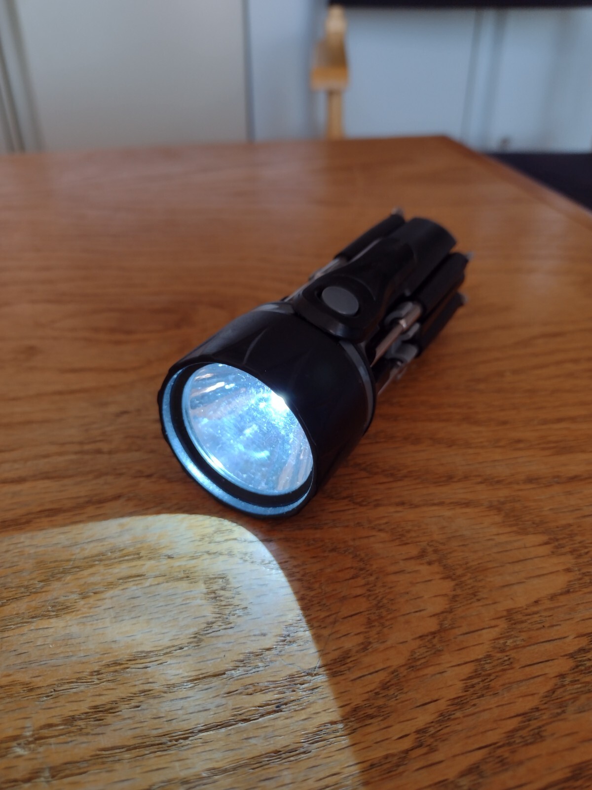 Leed’s Led Light Multitool Seven Screw Drivers Two Lights Tested