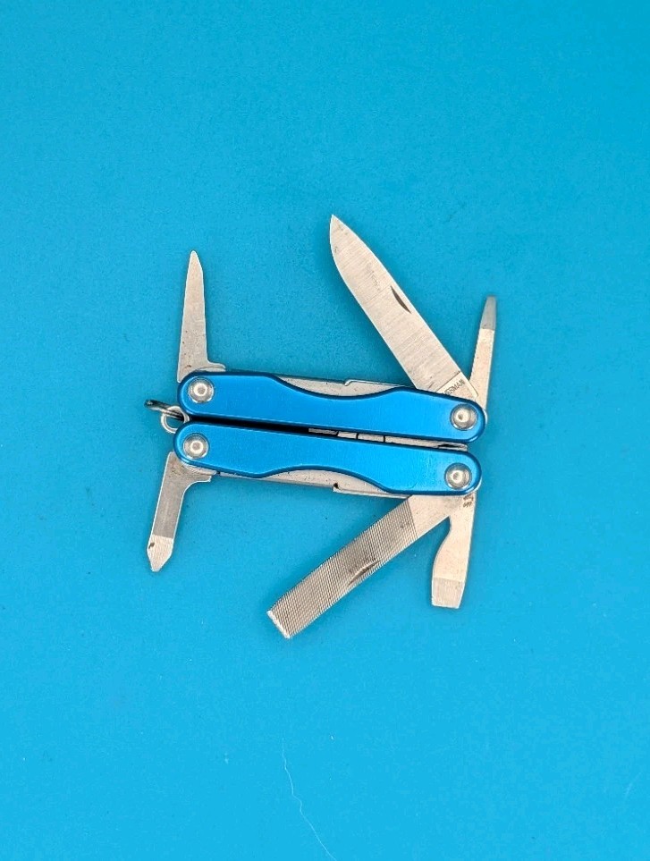 Leatherman Squirt P4 Multi-Tool, Key Ring, Retired, BLUE!