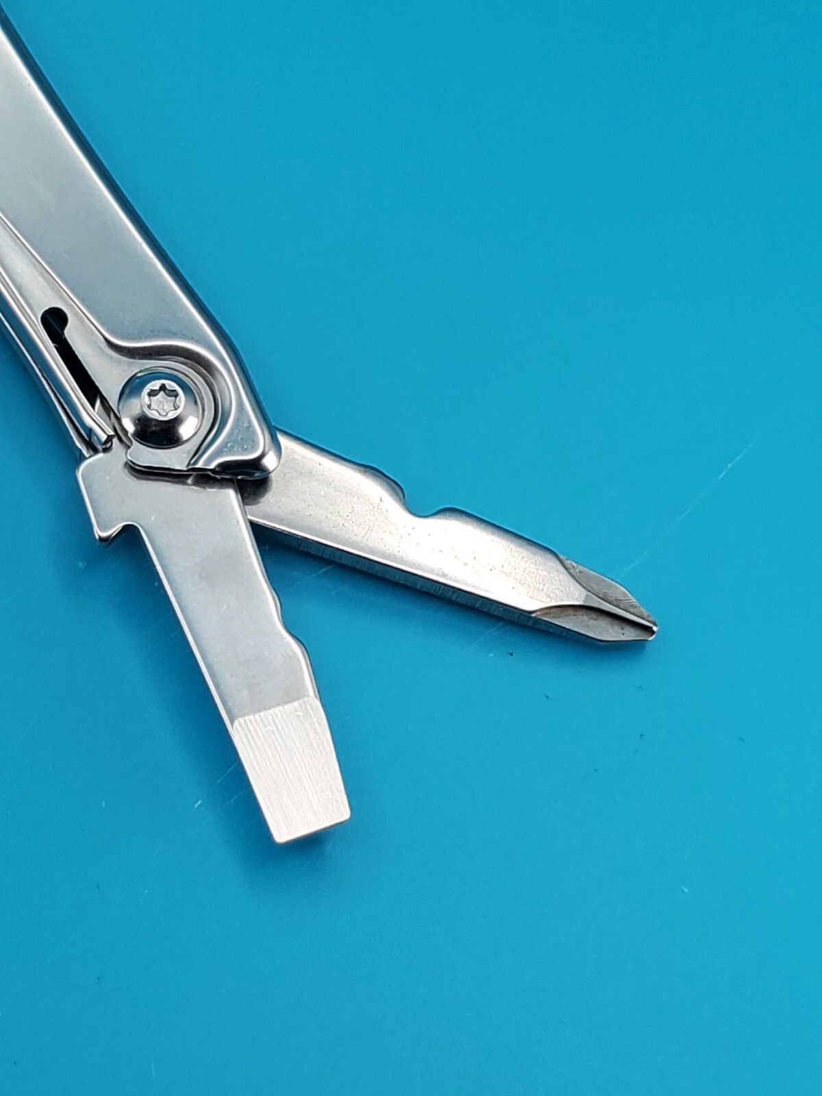 Leatherman Rev 3.8″ Multi-Tool, Stainless! *MINOR RUST ON ITEM*