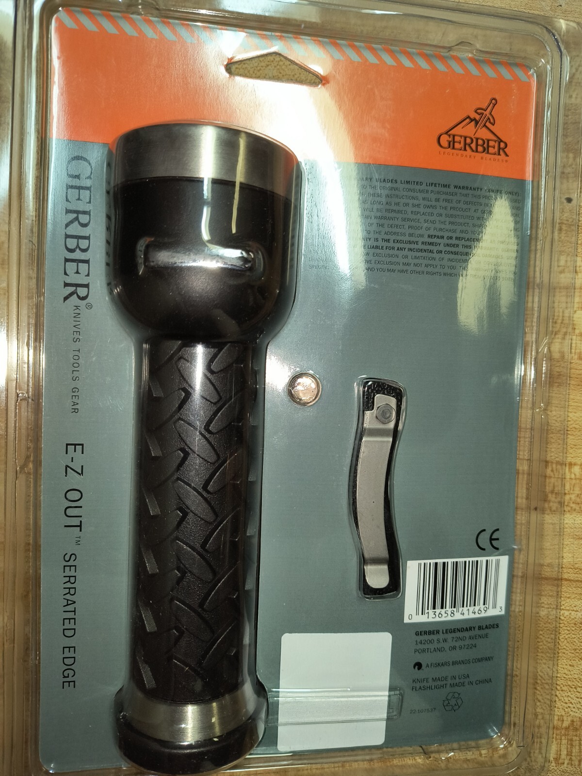 Gerber EZ-OUT Combo, Zenon Flashlight & Large Folding Knife Serrated USA Made