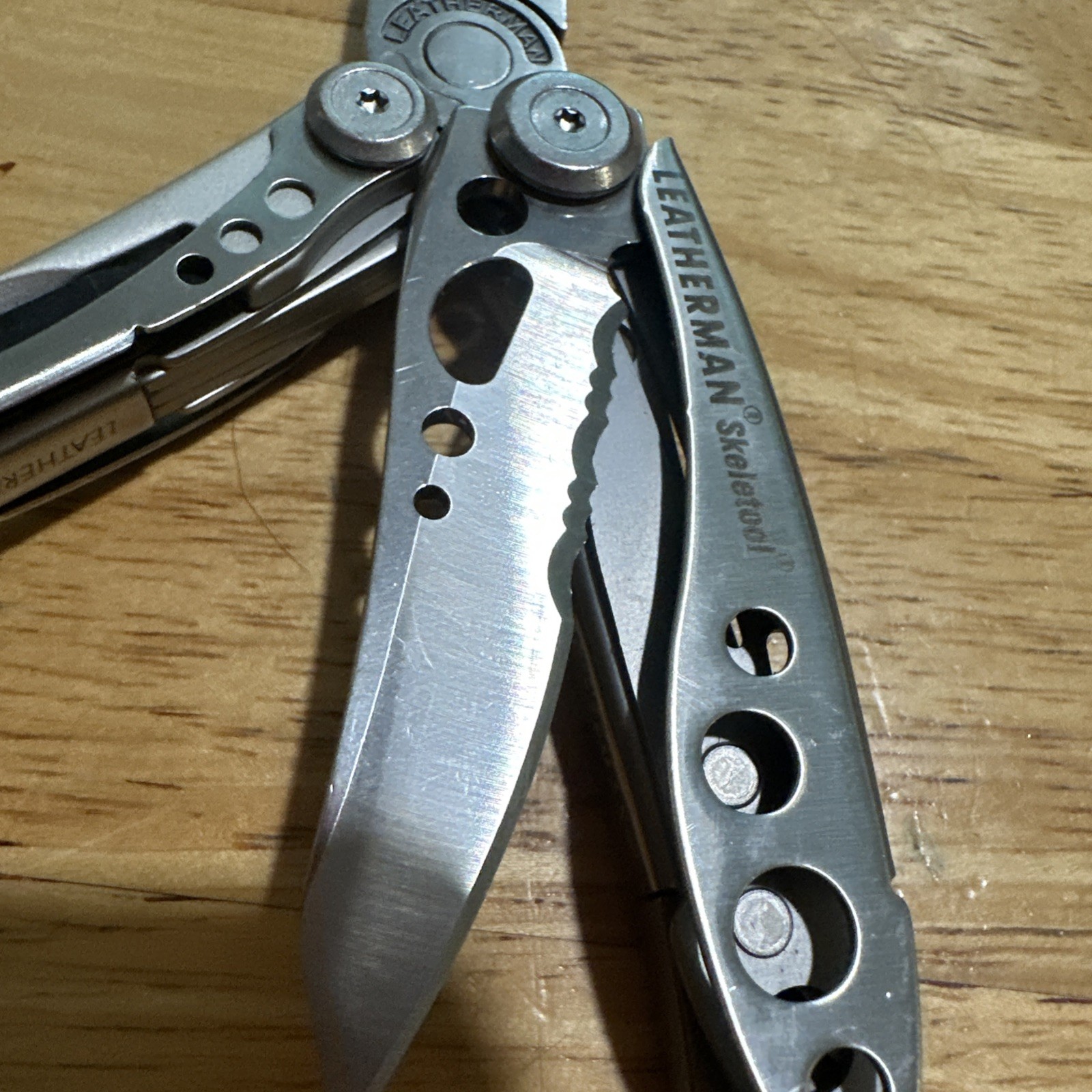 LEATHERMAN Skeletool Multi Tool – Combo Edge Blade Knife Pliers Carabiner Great