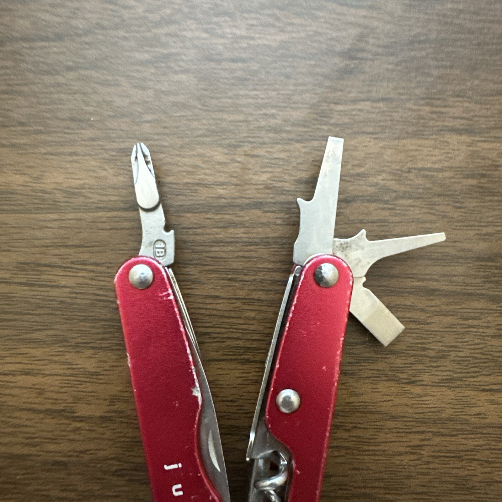 Retired Red Gen 1 Pat pending Leatherman Juice C2 Multitool w/nylon pouch.