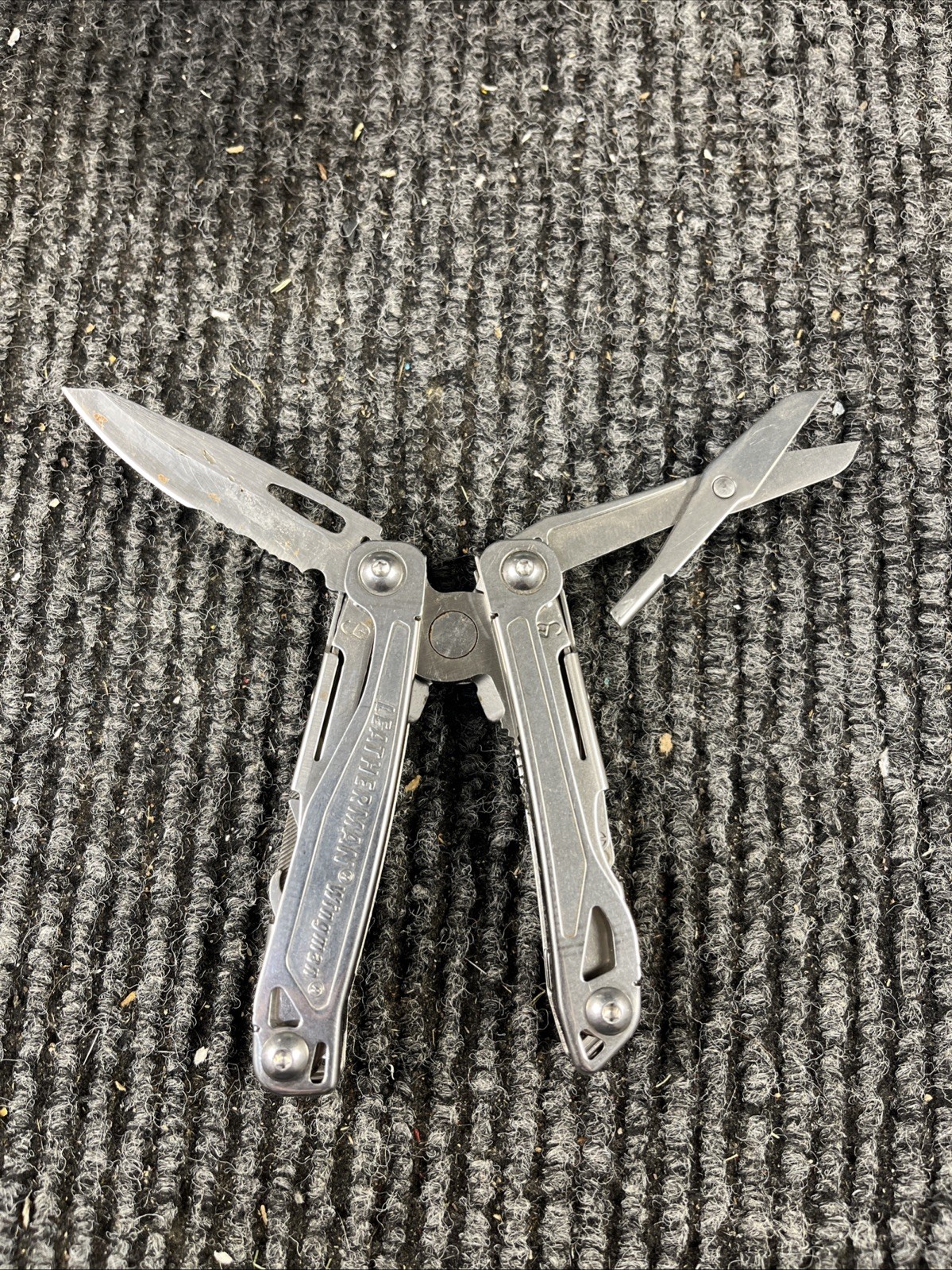 Leatherman Wingman Multitool with 14 tools Needle Nose pliers, wire cutter (031)
