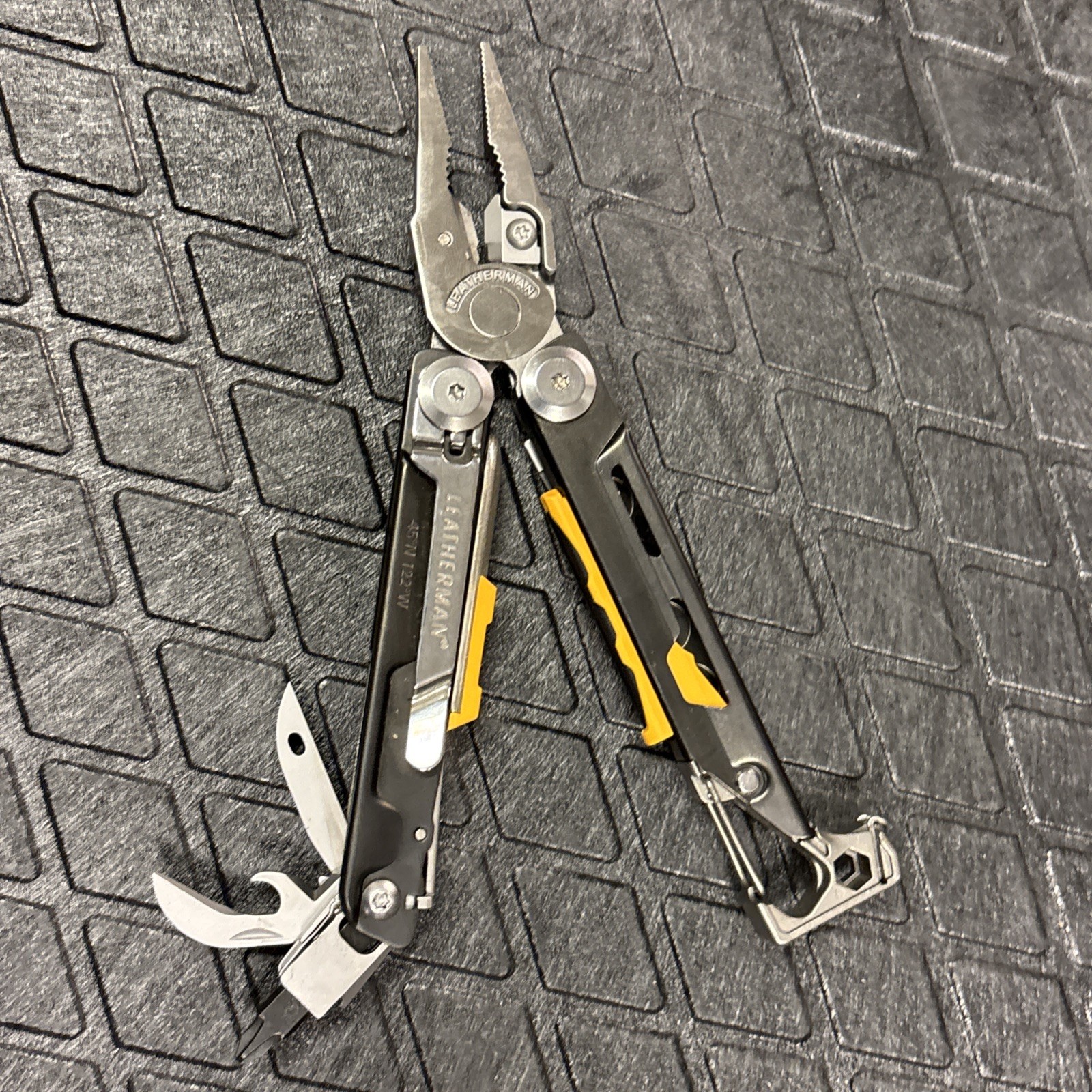 LEATHERMAN Signal Multi-Tool! Excellent!