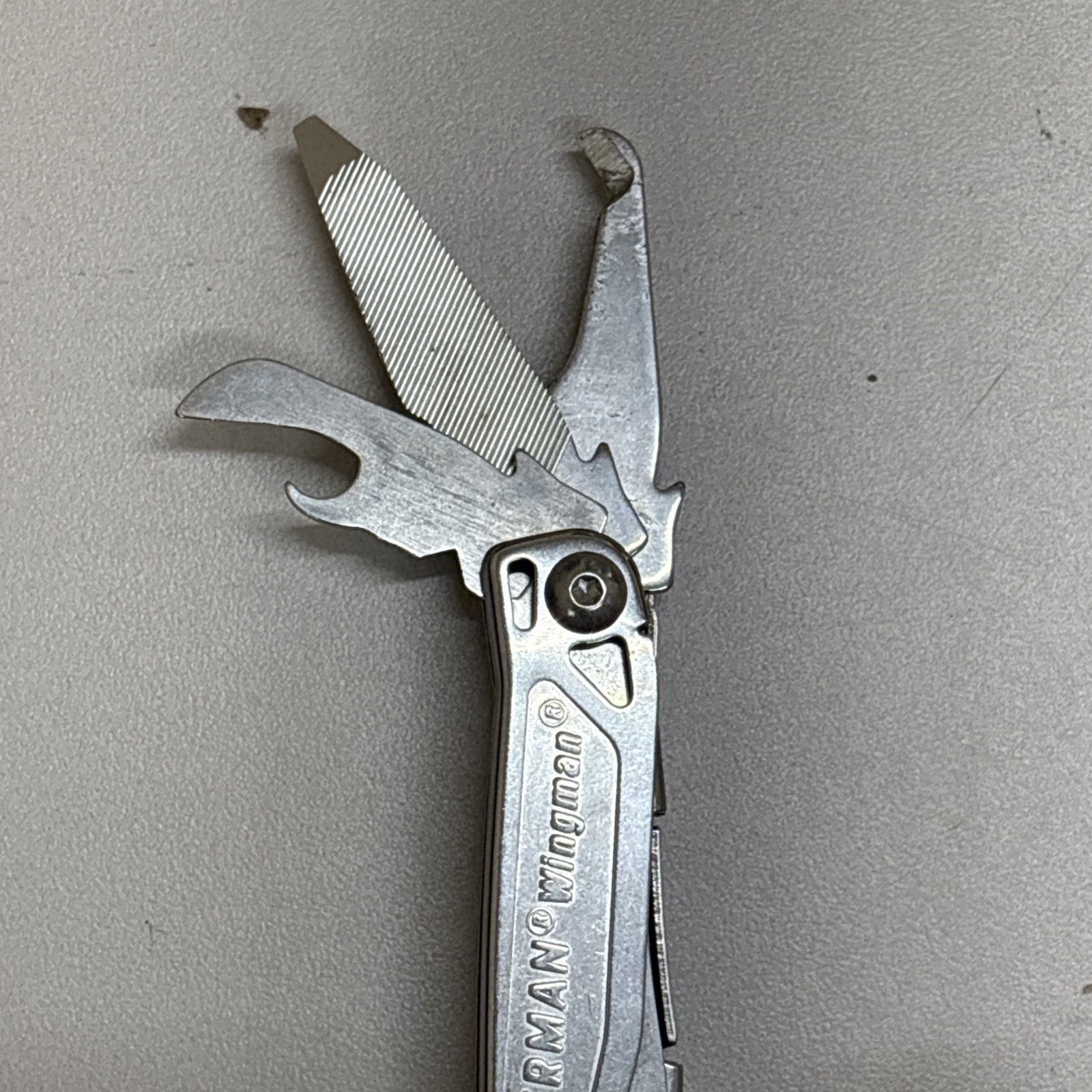 Leatherman Wingman Multitool with 14 tools Needle Nose pliers, wire cutter (038)