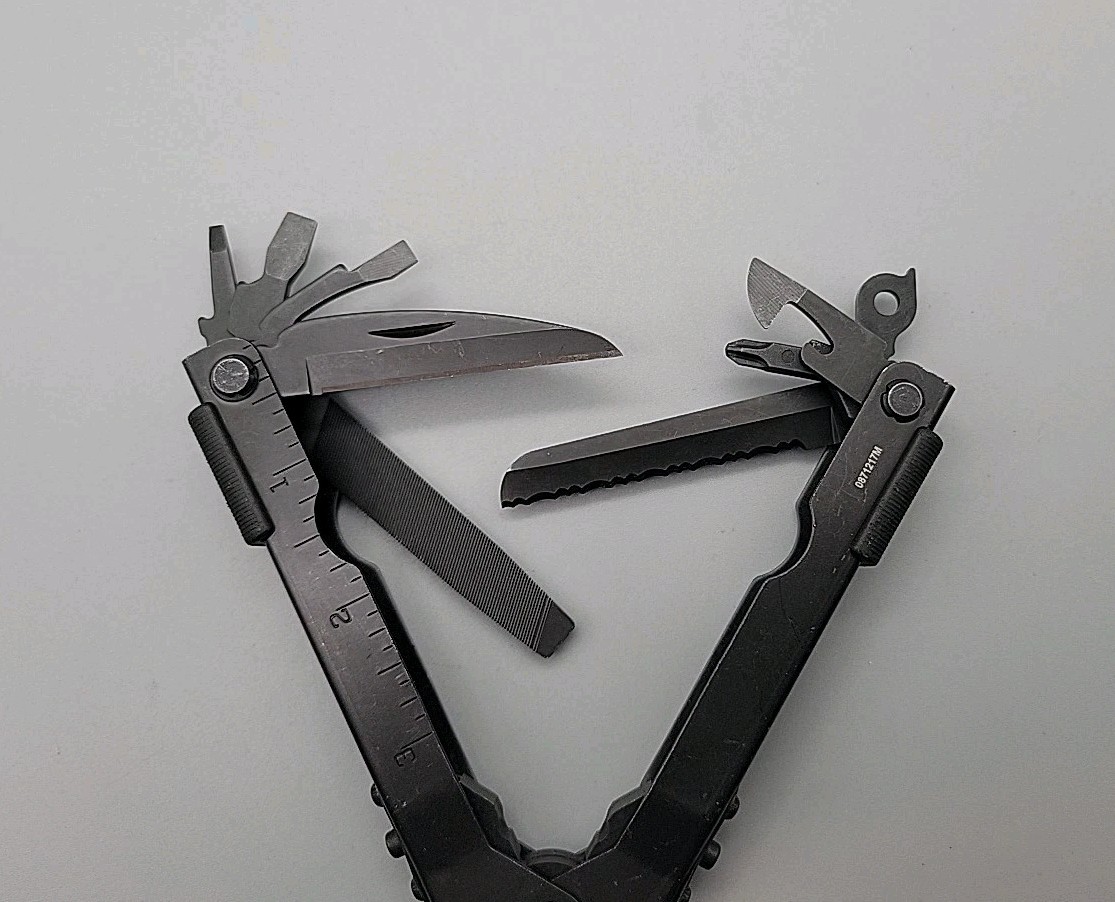 Gerber Multiplier MP600 Multi-Tool Black – Needle Nose Pliers – Carbide Cutters