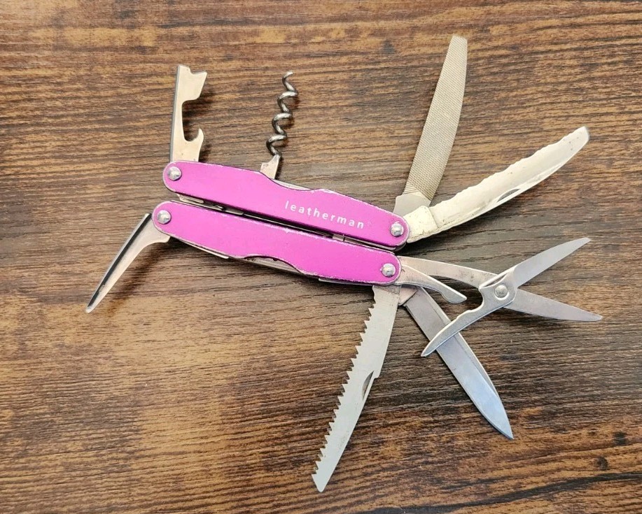RARE Leatherman Juice XE6 Purple Thunder w/ Sheath – Great Condition D70