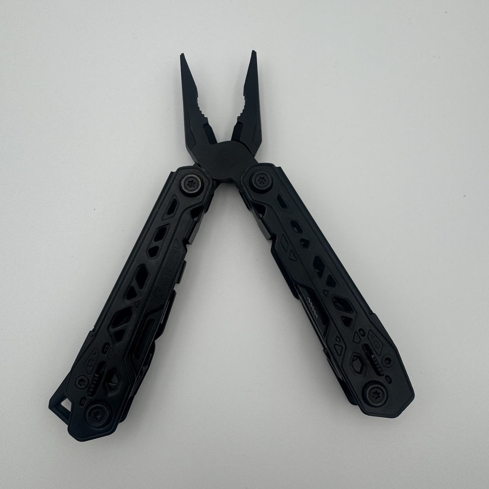 Gerber Truss Multitool Black with Multi-Position Sheath 30-001779
