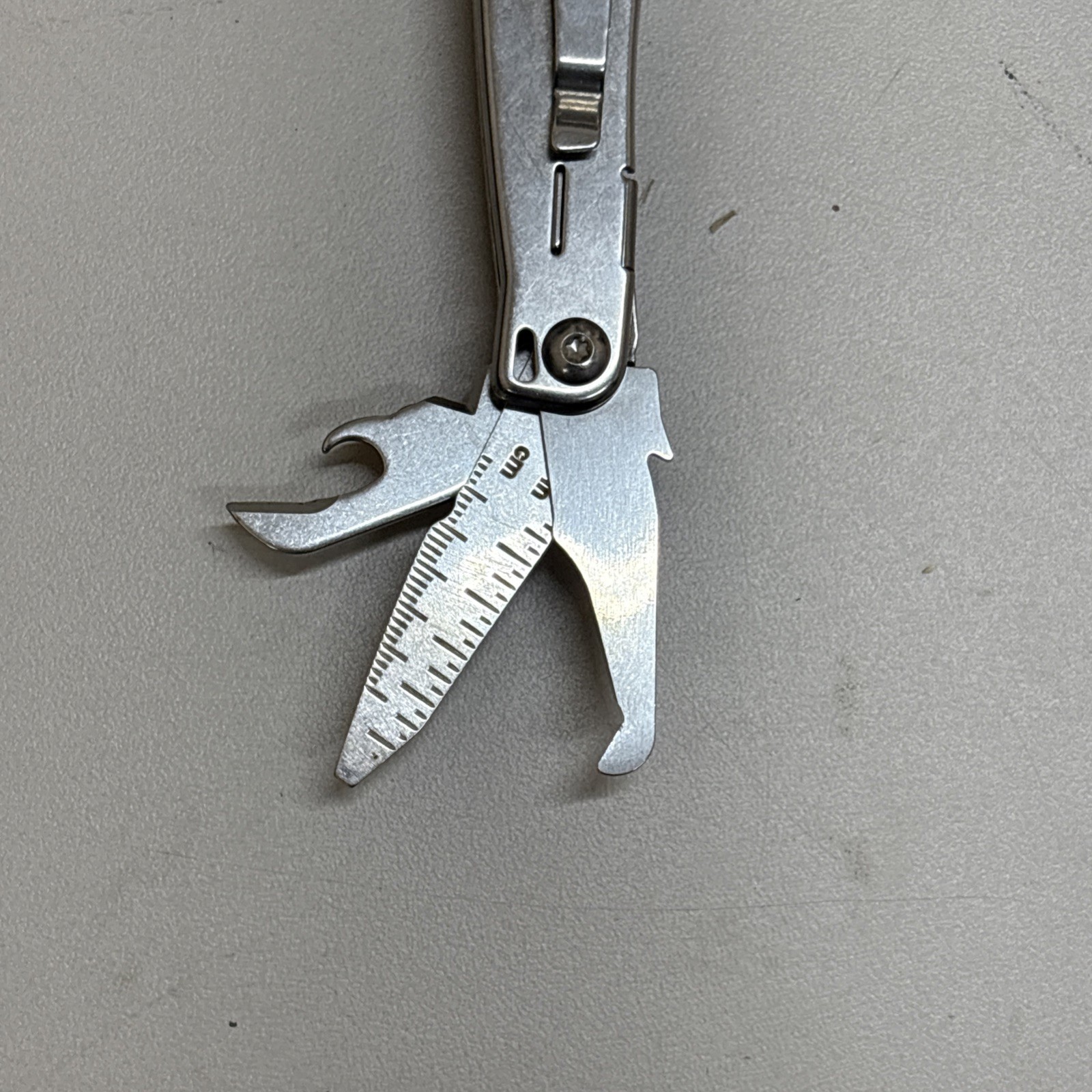 Leatherman Wingman Multitool with 14 tools Needle Nose pliers, wire cutter (030)