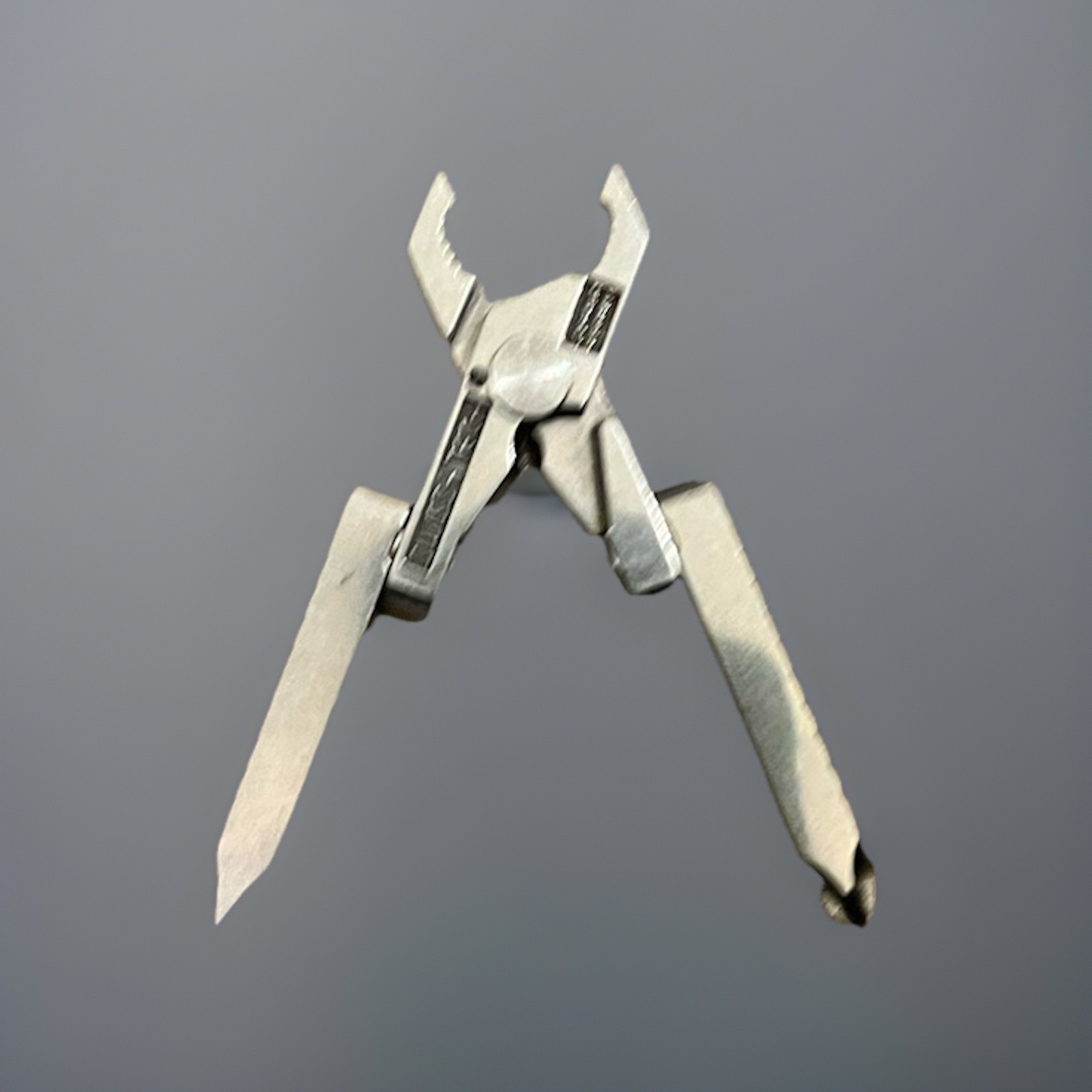 Vintage Swiss+Tech 6-in-1 Stainless Steel Multi-Tool w/ Pocket Clip Silver 4 in