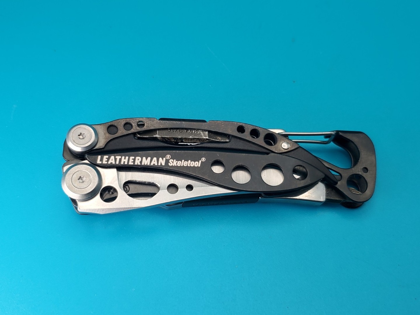 LEATHERMAN Skeletool Multi Tool – Combo Edge Blade Knife Pliers Carabiner!!!