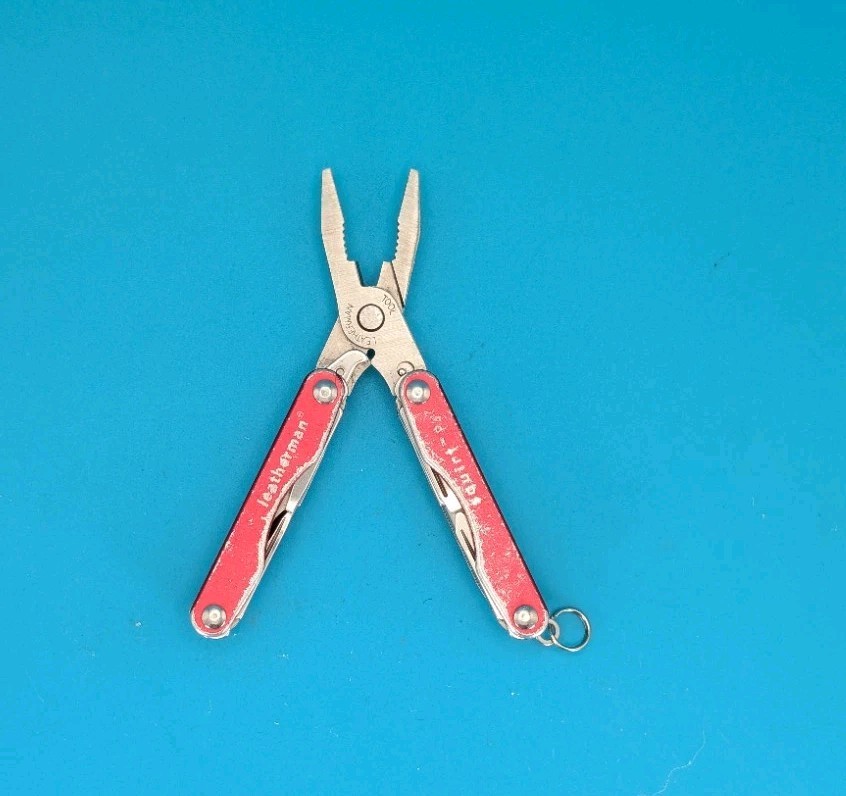 Leatherman Squirt P4 Multi-Tool, Key Ring, Retired, RED!
