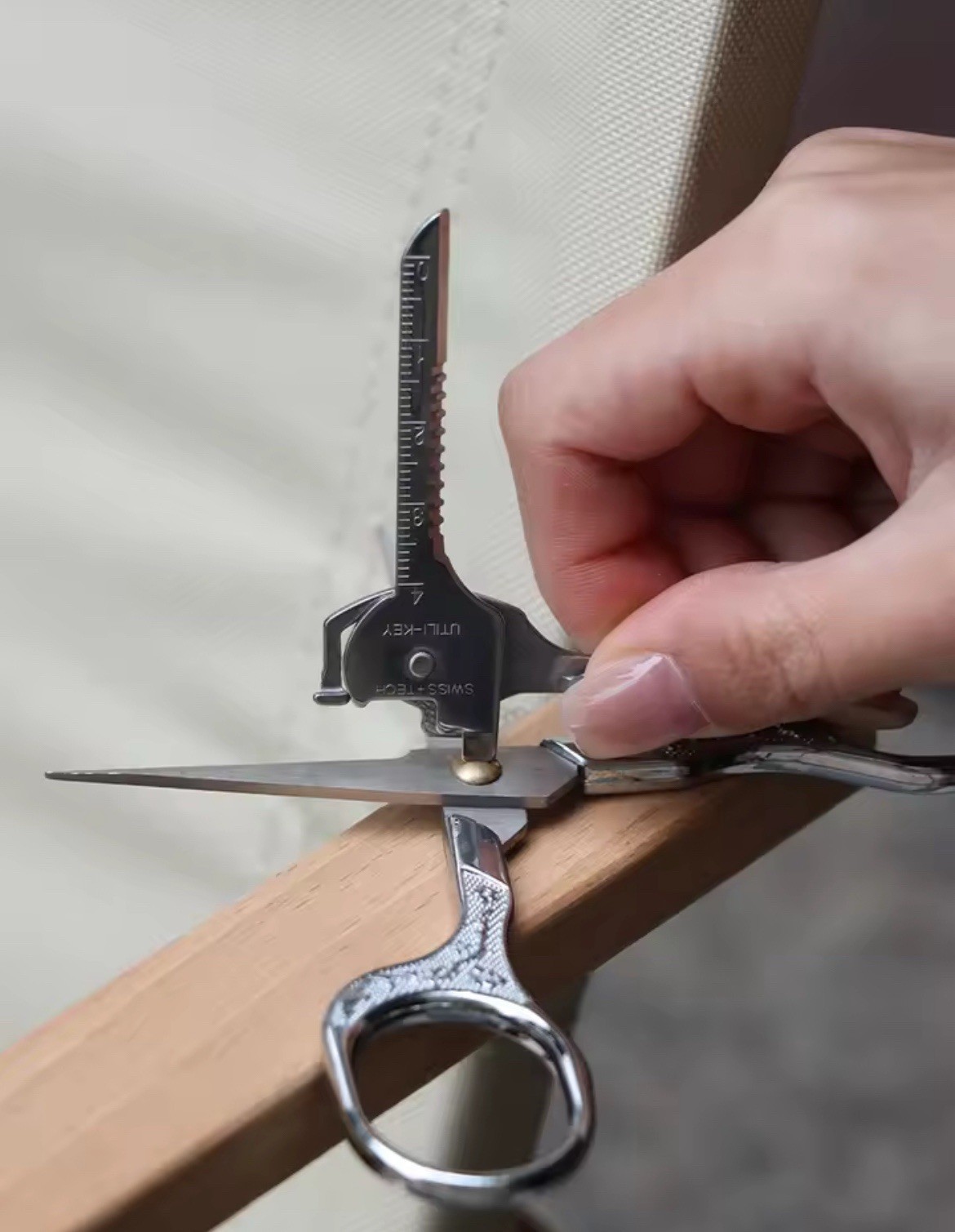 Multifunctional Multi-tool Keychain Folding Tool 6-in-1 Multitool