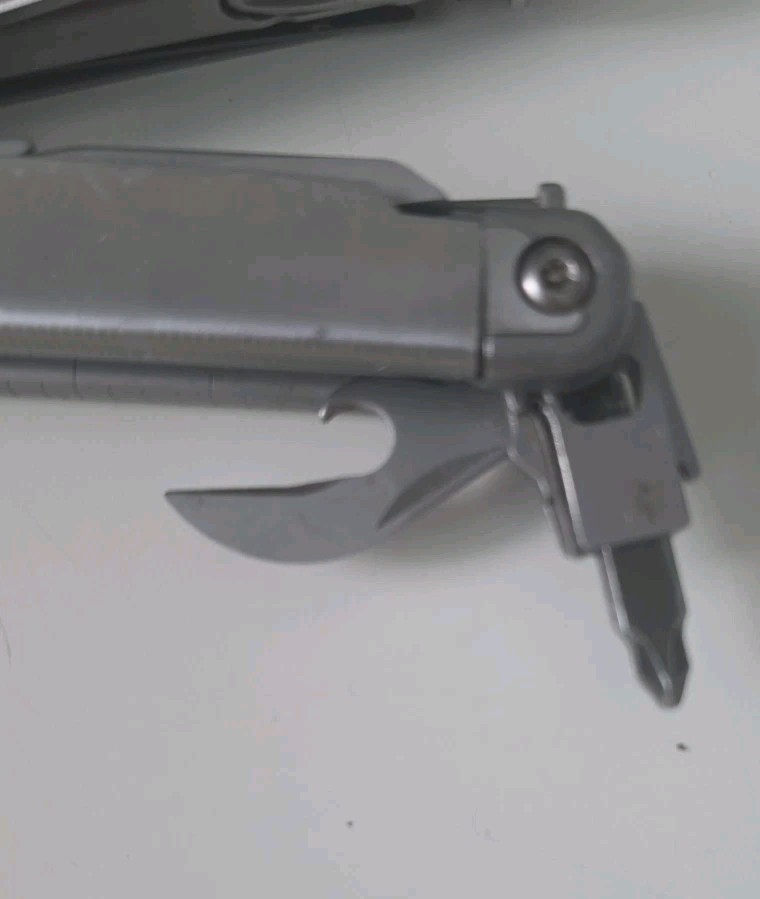 LEATHERMAN SURGE 19-In-1 Heavy Duty Multitool Locking Blade Xchanger