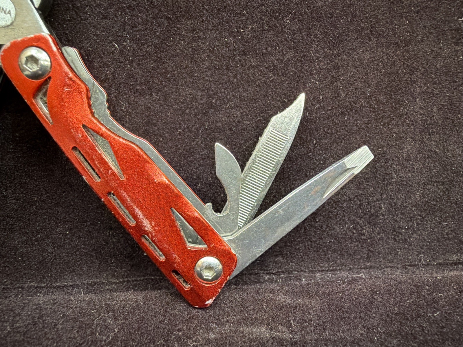 SNAP-ON Stainless Steel Red Easy Grip 9-in-1 Multi-Tool 2 3/4″