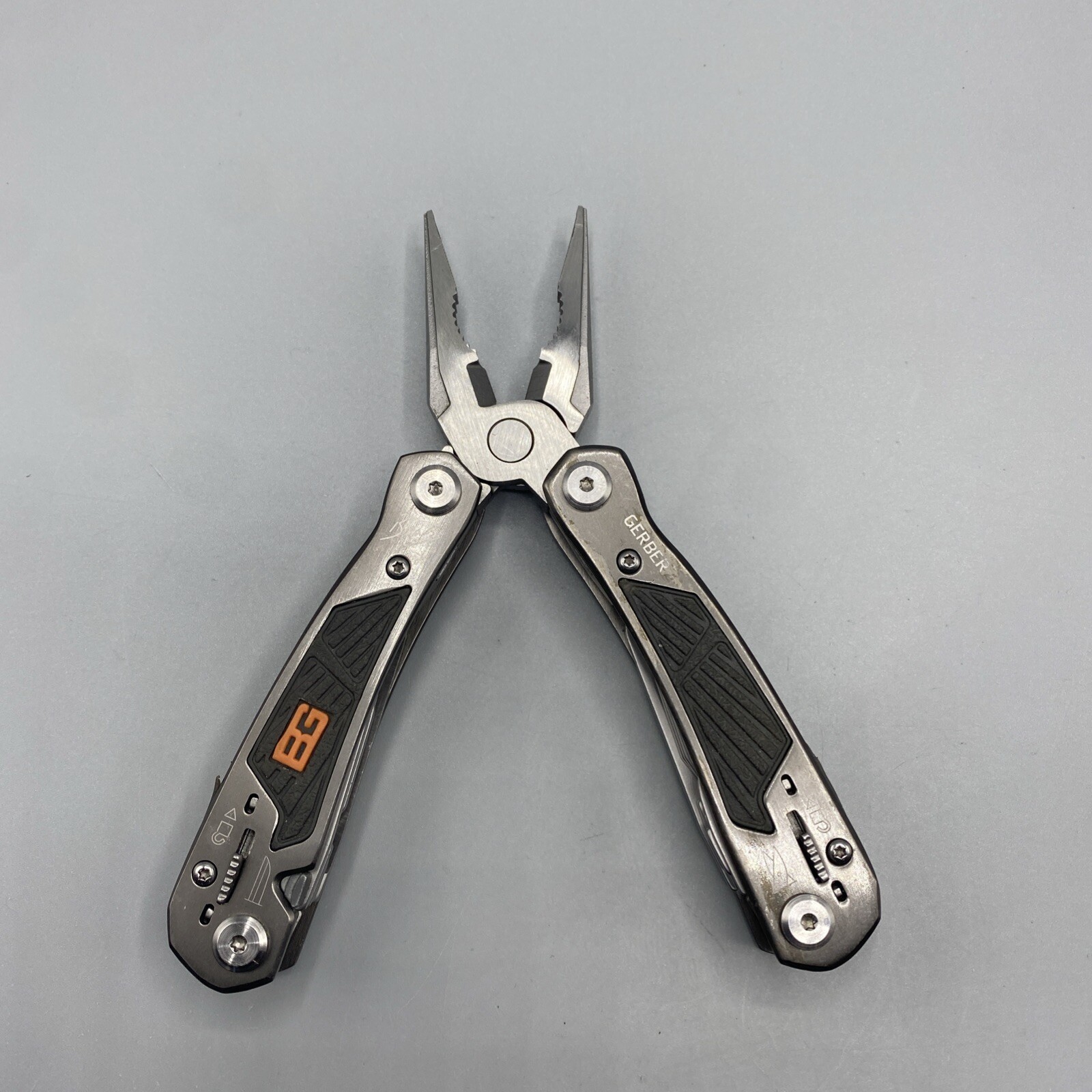 Gerber Bear Grylls Ultimate Multi tool with Sheath – Gray