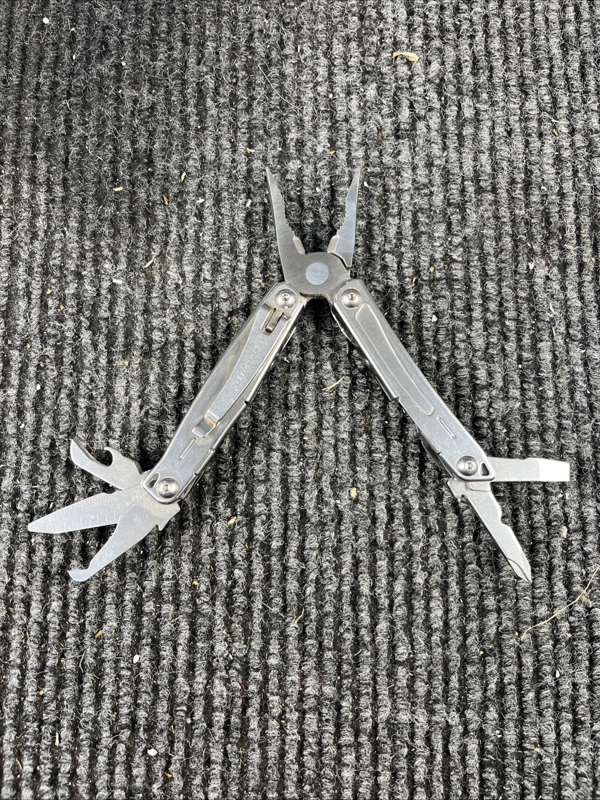 Leatherman Wingman Multitool with 14 tools Needle Nose pliers, wire cutter (035)