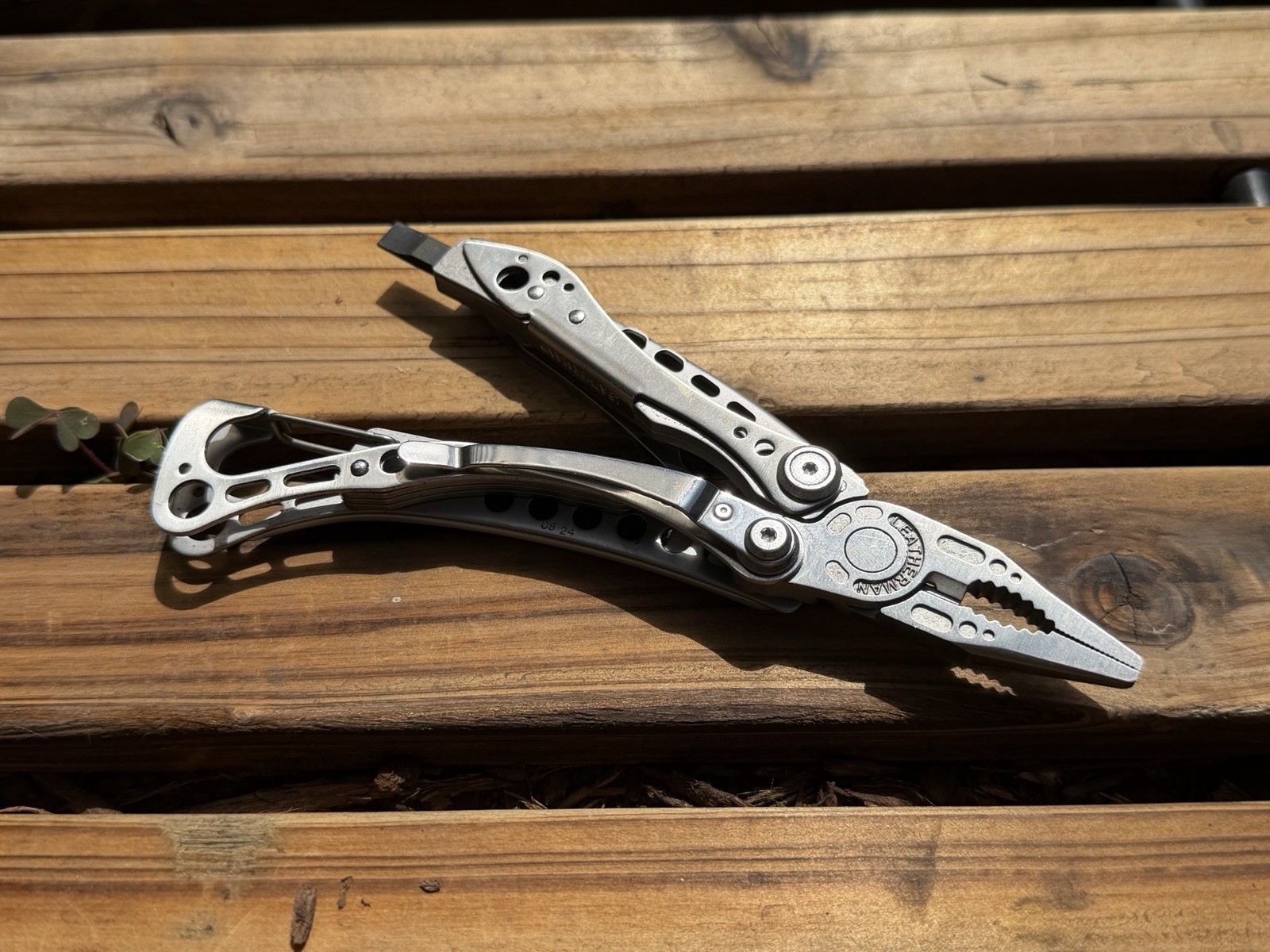 Leatherman Skeletool Multi-Tool Pliers Stainless Steel Knife Silver