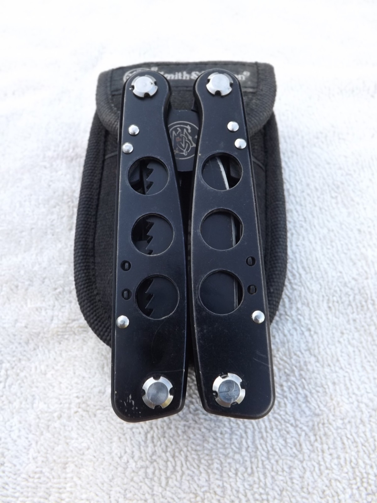 SMITH & WESSON 15 Function Multi-Tool Black LIGHTLY USED N SHEATH CASE NICE