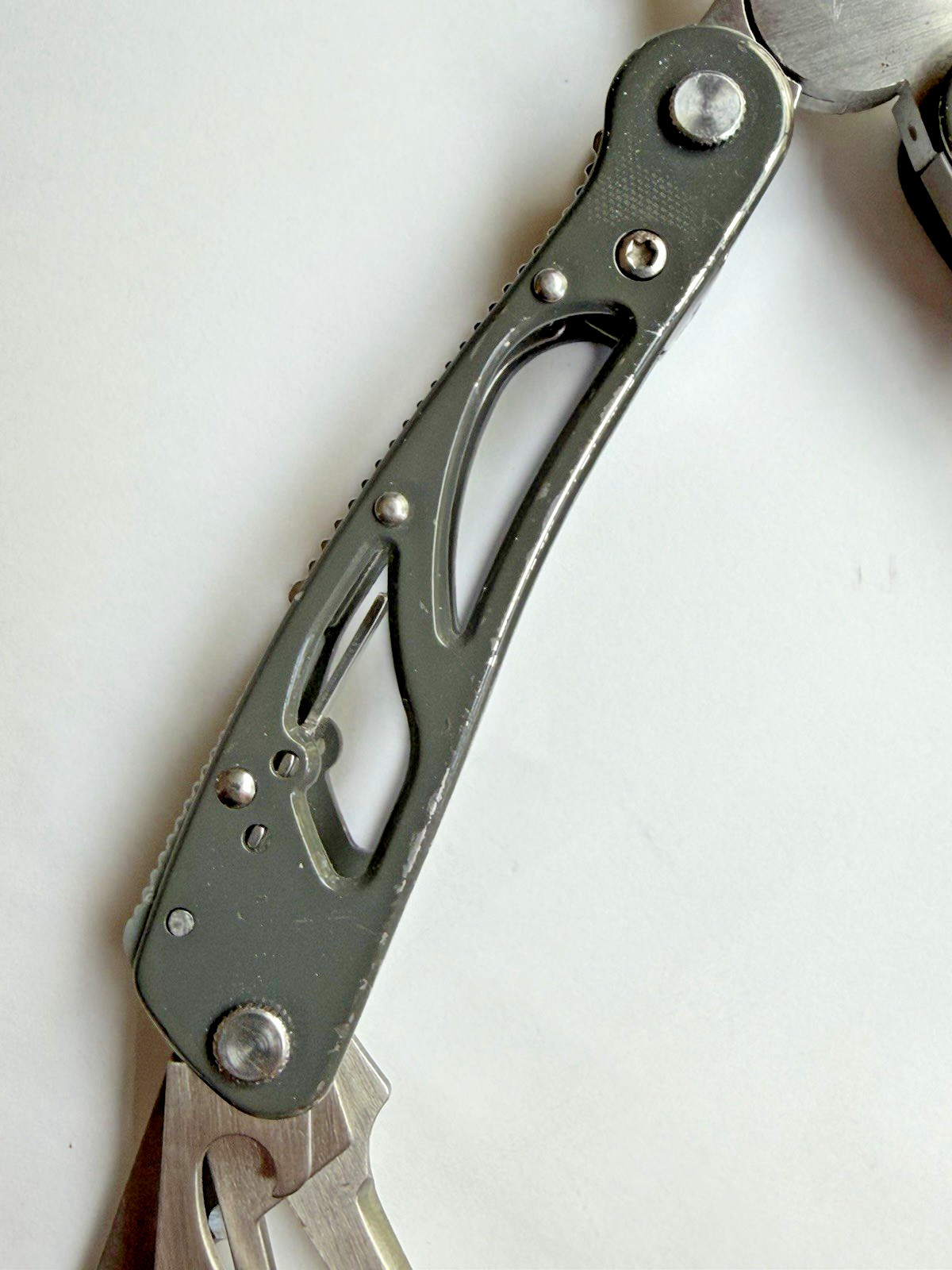 PACIFIC TRAIL Multi-Tool Pocket Knife 14-in-1 Camping Hiking Outdoors Non-Slip