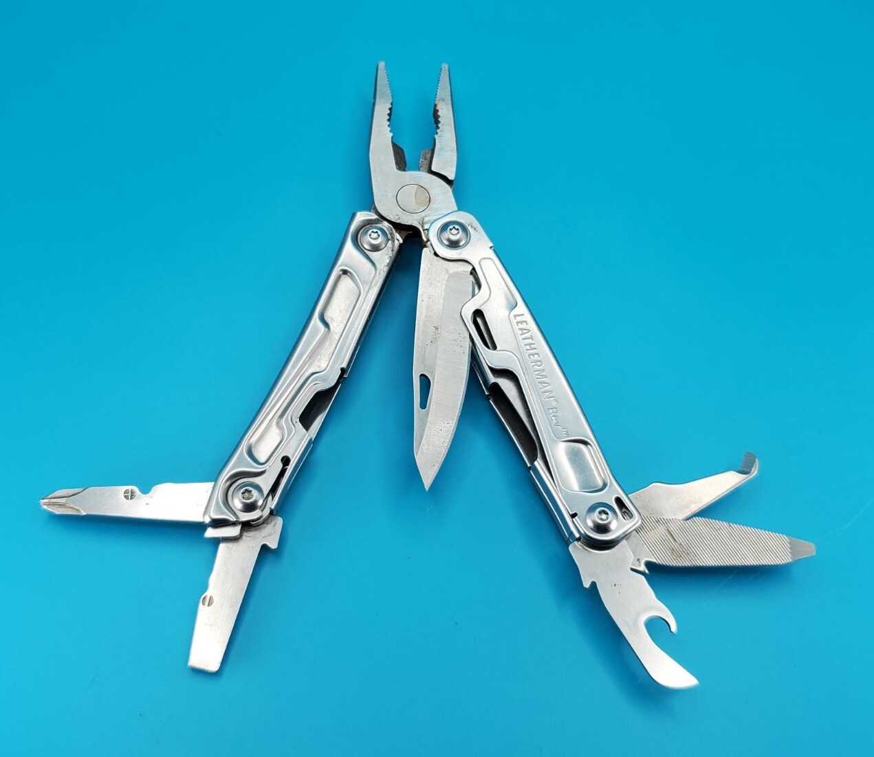 Leatherman Rev 3.8″ Multi-Tool, Stainless! *SOME RUST ON ITEM*